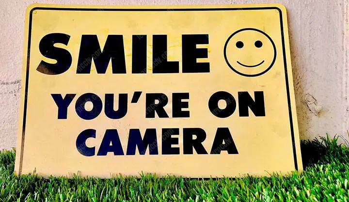 Mỉm cười bạn trên máy ảnh